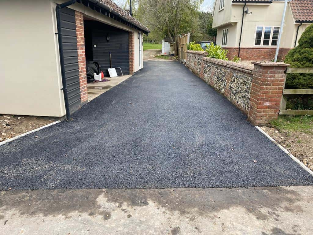 This is a newly installed tarmac driveway. All works carried out by Ipswich Driveway Solutions